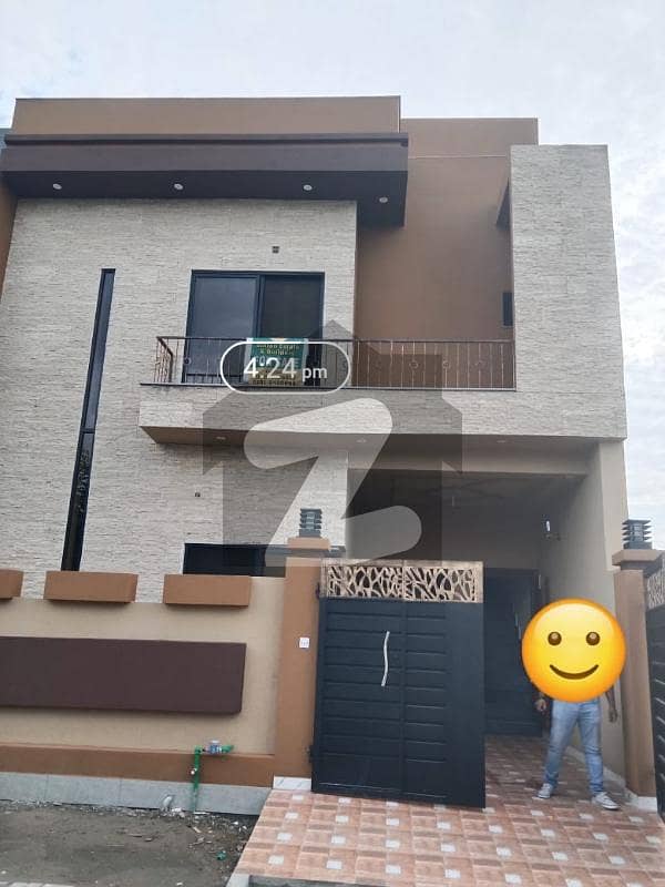 5 Marla Luxury House For Sale In
Dream Gardens
Lahore 5 Marla Luxury House For Sale In
Dream Gardens
Lahore
