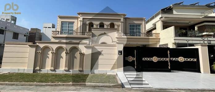 1 Kanal Classical House Available For Sale In Model Town Multan.