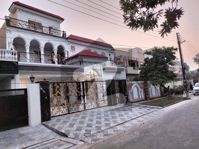 ازمیر ٹاؤن ۔ بلاک این ازمیر ٹاؤن,لاہور میں 8 کمروں کا 1 کنال مکان 8.5 کروڑ میں برائے فروخت۔