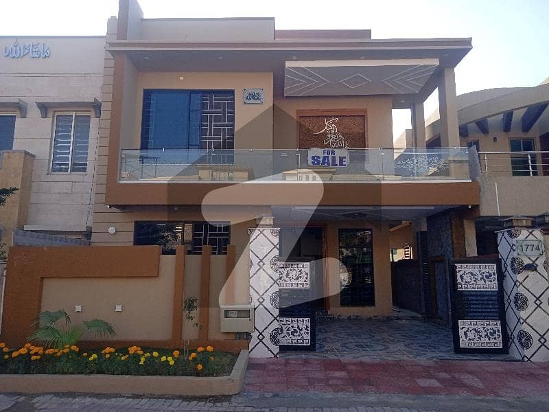 بحریہ ٹاؤن فیز 3 بحریہ ٹاؤن راولپنڈی,راولپنڈی میں 5 کمروں کا 10 مرلہ مکان 5.45 کروڑ میں برائے فروخت۔