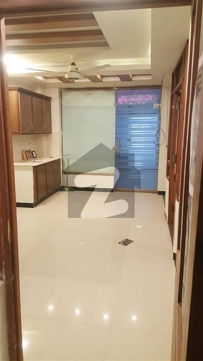 ڈی ۔ 12 مرکز ڈی ۔ 12,اسلام آباد میں 2 کمروں کا 3 مرلہ دفتر 3.6 کروڑ میں برائے فروخت۔