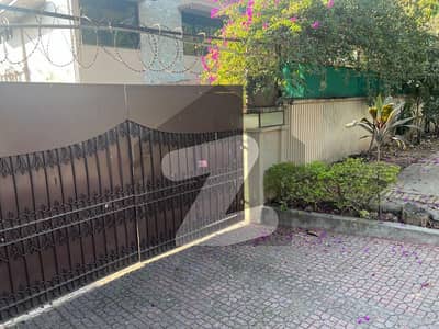 CDA SECTOR F-7/2 (100*180) 2000 SQ YDS MAIN MARGALLA ROAD OLD HOUSE FOR SALE
