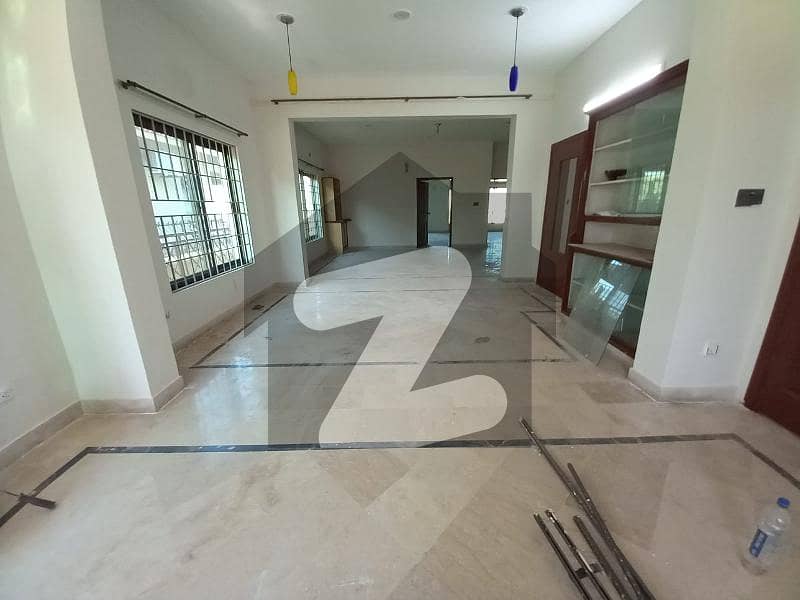 جی ۔ 11 اسلام آباد میں 11 کمروں کا 1 کنال مکان 6.5 لاکھ میں کرایہ پر دستیاب ہے۔