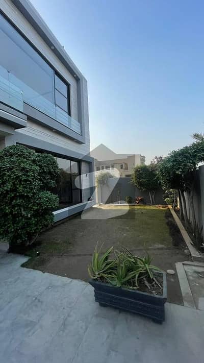 1 KANAL BEAUTIFUL THREE YEAR OLD MODERN HOUSE ORIGINAL PICTURES ATTACHED AT IDEAL LOCATION NEAR PARK
