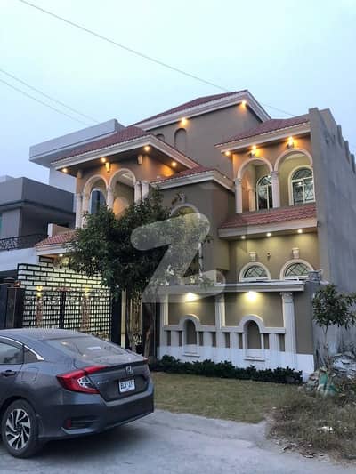 ریاض الجنہ فیصل آباد میں 4 کمروں کا 9 مرلہ مکان 3.3 کروڑ میں برائے فروخت۔