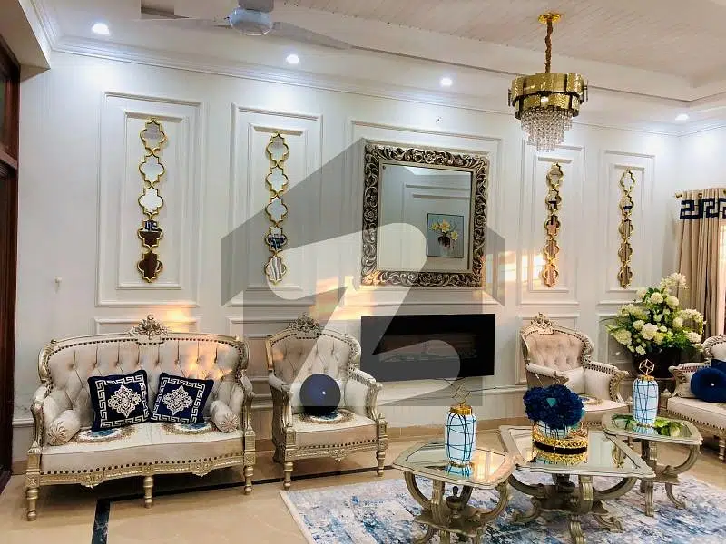 10 Marla Beautiful Luxury House For Sale