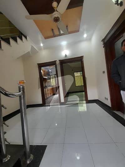 جی-14 مرکز جی ۔ 14,اسلام آباد میں 4 کمروں کا 5 مرلہ مکان 1.2 لاکھ میں کرایہ پر دستیاب ہے۔