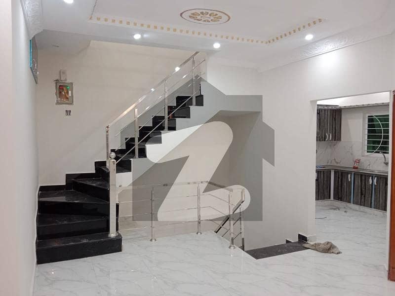 والٹن روڈ لاہور میں 5 کمروں کا 5 مرلہ مکان 1.8 کروڑ میں برائے فروخت۔