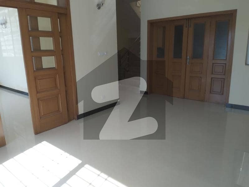 ممتاز سٹی اسلام آباد میں 6 کمروں کا 10 مرلہ مکان 3.05 کروڑ میں برائے فروخت۔