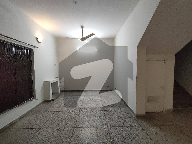 پی اے ایف آفیسرز کالونی کینٹ,لاہور میں 3 کمروں کا 8 مرلہ مکان 2.4 کروڑ میں برائے فروخت۔
