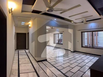 ڈی ۔ 12 اسلام آباد میں 6 کمروں کا 10 مرلہ مکان 2.7 لاکھ میں کرایہ پر دستیاب ہے۔