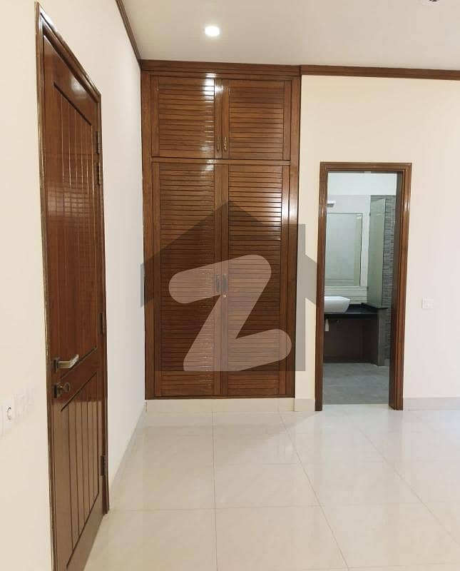 ڈی ایچ اے فیز 8 ڈی ایچ اے ڈیفینس,کراچی میں 3 کمروں کا 1 کنال بالائی پورشن 2.25 لاکھ میں کرایہ پر دستیاب ہے۔