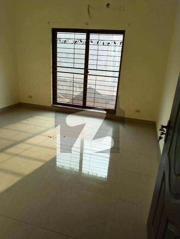 جوہر ٹاؤن فیز 1 جوہر ٹاؤن,لاہور میں 4 کمروں کا 8 مرلہ مکان 1.15 لاکھ میں کرایہ پر دستیاب ہے۔