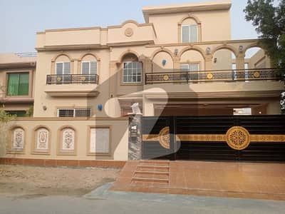 کینال گارڈن ۔ بلاک بی کینال گارڈن,لاہور میں 7 کمروں کا 1 کنال مکان 6.5 کروڑ میں برائے فروخت۔