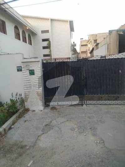 پی ای سی ایچ ایس بلاک 6 پی ای سی ایچ ایس,جمشید ٹاؤن,کراچی میں 6 کمروں کا 1 کنال مکان 10.5 کروڑ میں برائے فروخت۔