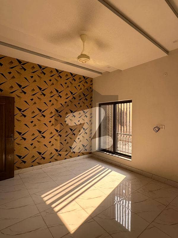 کہکشاں کالونی نمبر 2 فیصل آباد میں 5 کمروں کا 4 مرلہ مکان 1.5 کروڑ میں برائے فروخت۔