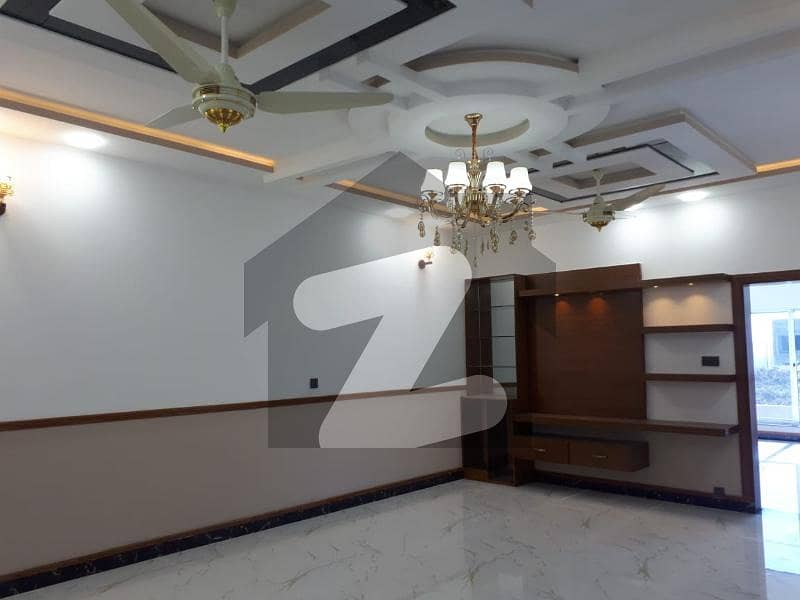 بحریہ ٹاؤن فیز 8 بحریہ ٹاؤن راولپنڈی,راولپنڈی میں 5 کمروں کا 7 مرلہ مکان 2.25 کروڑ میں برائے فروخت۔