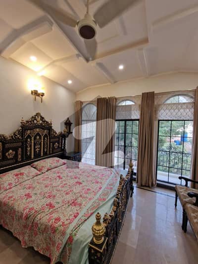 وینس ہاؤسنگ سکیم لاہور میں 6 کمروں کا 11 مرلہ مکان 4.2 کروڑ میں برائے فروخت۔