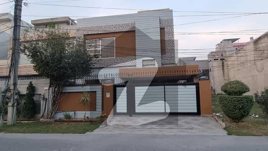 پنجاب کوآپریٹو ہاؤسنگ سوسائٹی لاہور میں 5 کمروں کا 10 مرلہ مکان 3.5 کروڑ میں برائے فروخت۔