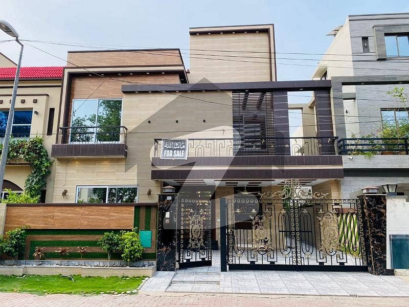10 Marla Residential House with Gas For Rent in Jasmine Block Bahria Town Lahore