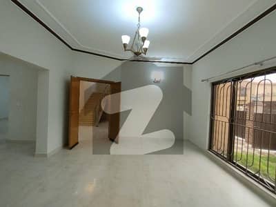 عسکری 10 - سیکٹر ایف عسکری 10,عسکری,لاہور میں 5 کمروں کا 17 مرلہ مکان 2.35 لاکھ میں کرایہ پر دستیاب ہے۔