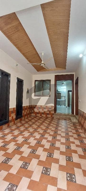کشمیر روڈ سیالکوٹ میں 4 کمروں کا 4 مرلہ مکان 1.8 کروڑ میں برائے فروخت۔
