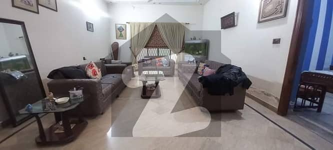 خیابان کالونی 2 فیصل آباد میں 6 کمروں کا 16 مرلہ مکان 4.25 کروڑ میں برائے فروخت۔