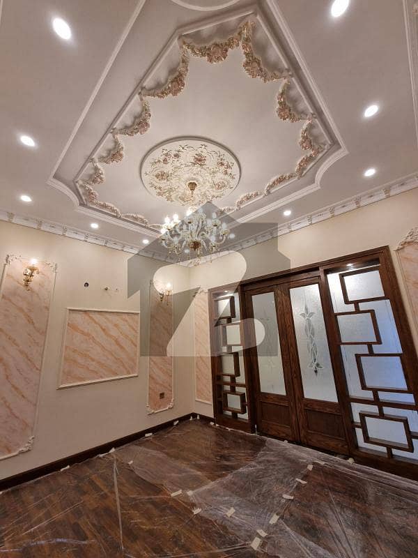 ویلینشیاء ہاؤسنگ سوسائٹی لاہور میں 5 کمروں کا 10 مرلہ مکان 5.1 کروڑ میں برائے فروخت۔