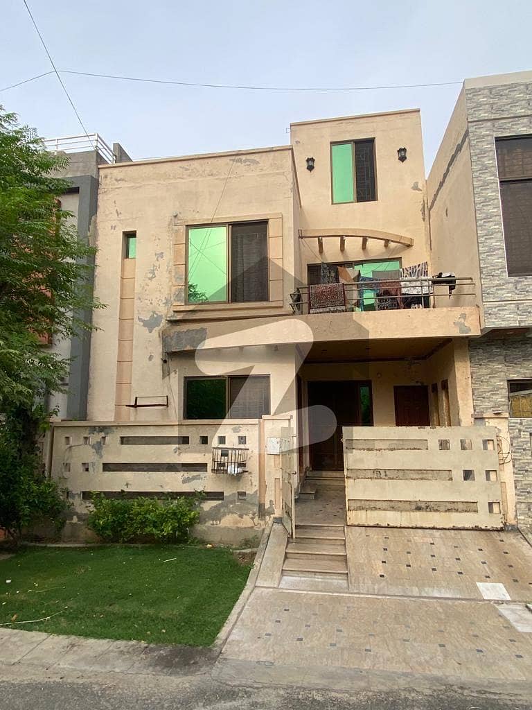 ویلینشیاء ۔ بلاک پی1 ویلینشیاء ہاؤسنگ سوسائٹی,لاہور میں 3 کمروں کا 5 مرلہ مکان 2.25 کروڑ میں برائے فروخت۔