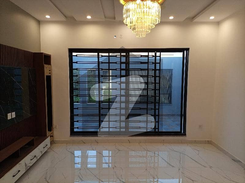 1 KANAL BRAND NEW FACING PARK UPPER PORTION FOR RENT IN DHA PHASE 8