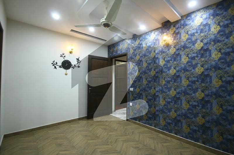 پیس وُوڈلینڈز بیدیاں روڈ,لاہور میں 5 کمروں کا 9 مرلہ مکان 4.9 کروڑ میں برائے فروخت۔