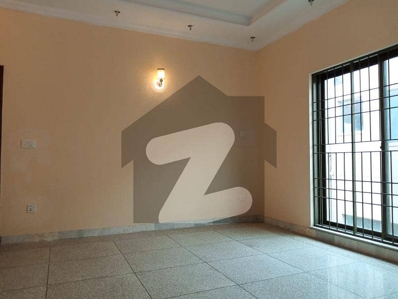 ڈی ایچ اے فیز 2 - بلاک ایس فیز 2,ڈیفنس (ڈی ایچ اے),لاہور میں 4 کمروں کا 1 کنال مکان 5.45 کروڑ میں برائے فروخت۔