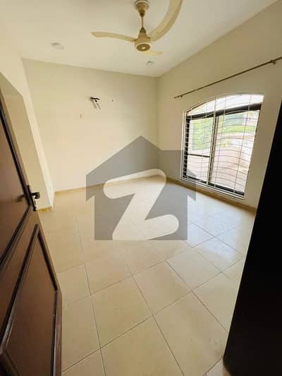 10 MARLA HOUSE AVAILABLE FOR RENT IN DHA RAYA GAS METER ISNTALLED