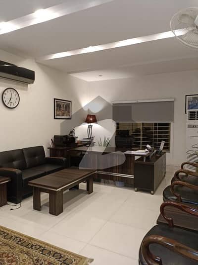گلبرگ لاہور میں 11 کمروں کا 2 کنال دفتر 9.5 لاکھ میں کرایہ پر دستیاب ہے۔