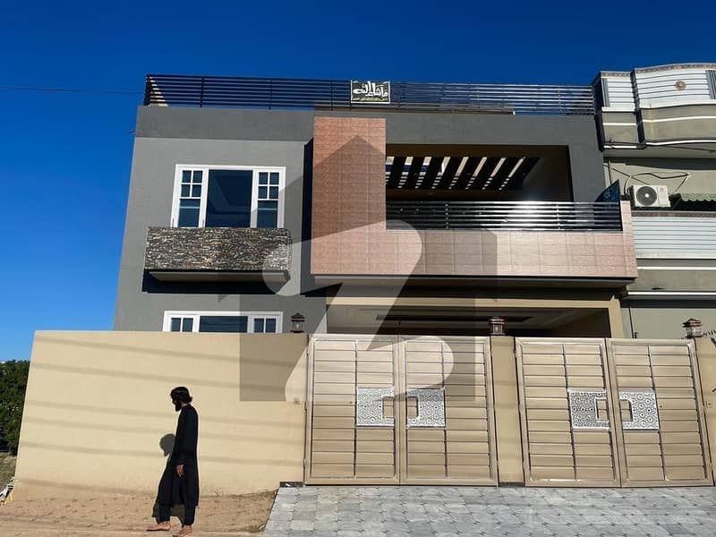 ریگی ماڈل ٹاؤن پشاور میں 9 کمروں کا 10 مرلہ مکان 3.7 کروڑ میں برائے فروخت۔