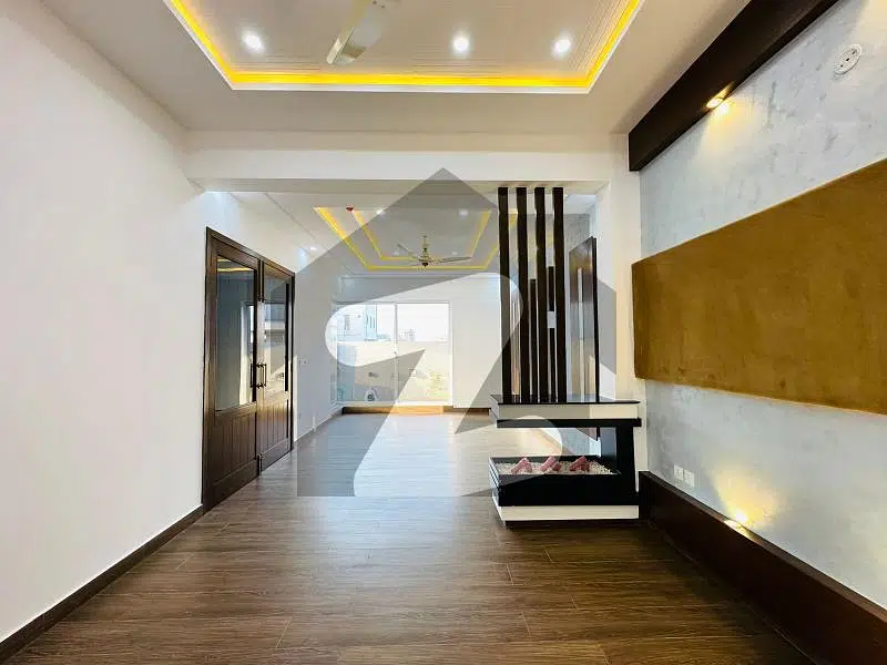 10 Marla Modern House For Sale At Top Location Easy Approach To Main Road