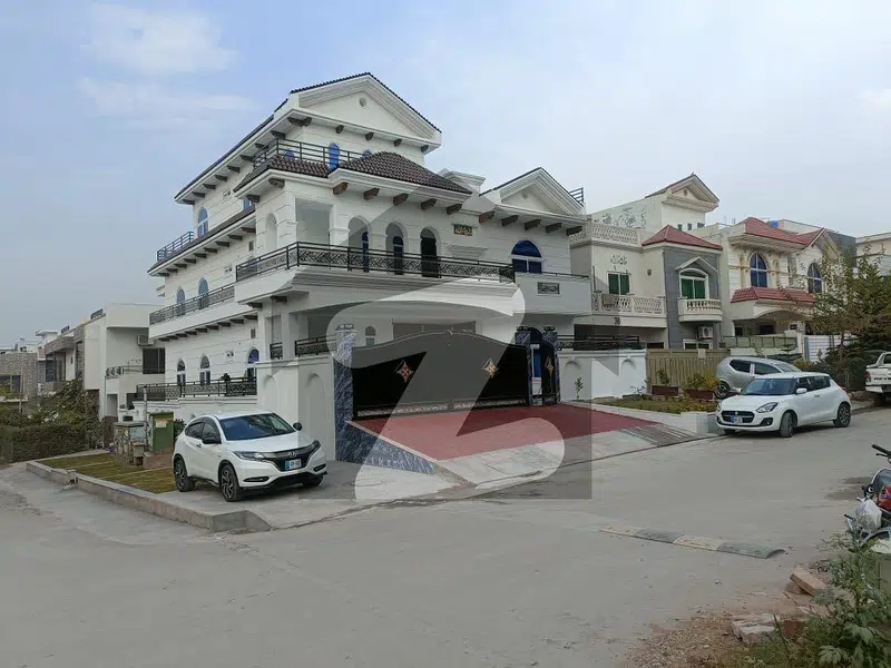 40 80 (14 marla) LUXURI TRIPLE STOREY PROPER CORNER HOUSE AVAILABLE FOR SALE IN G-13
