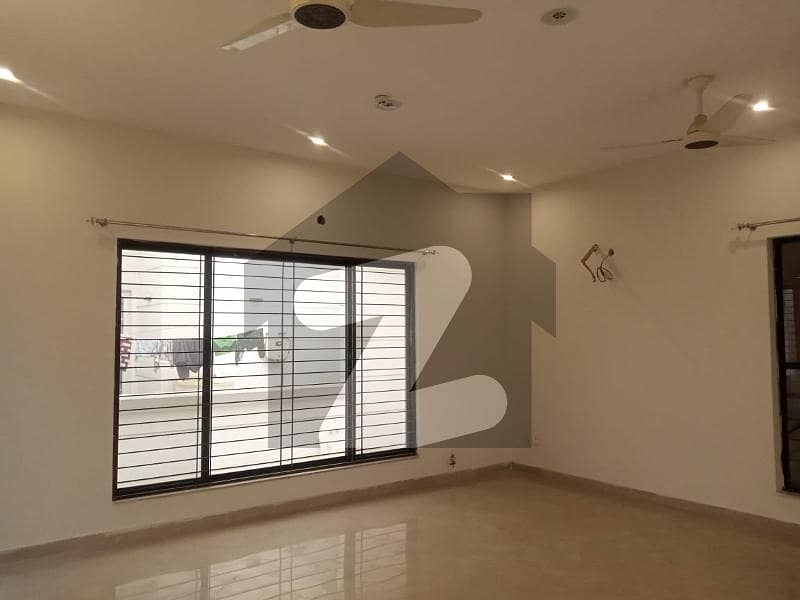DEFENCE ONE KANAL BEAUTIFUL UPPER PORTION WITH SEPARATE GATE AT PRIME LOCATION FOR RENT IN DHA LAHORE