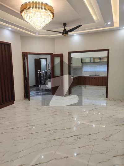 Lower Portion Of 10 Marla House Avialable For Rent In Bahria Town Lahore