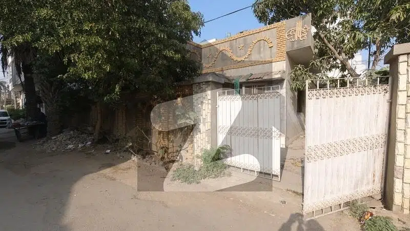 240 Yards Corner West Old Condition House For Sale In Gulshan Vip Block 5