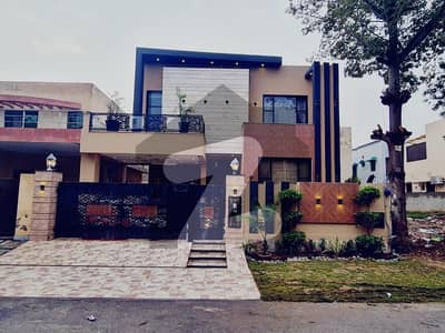 10 Marla Slightly Used Modern House For Sale At Top Location