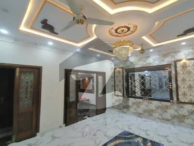 یو ای ٹی ہاؤسنگ سوسائٹی لاہور میں 6 کمروں کا 10 مرلہ مکان 4.3 کروڑ میں برائے فروخت۔