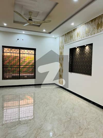 الرحمان گارڈن فیز 2 الرحمان گارڈن,لاہور میں 5 کمروں کا 10 مرلہ مکان 2.85 کروڑ میں برائے فروخت۔
