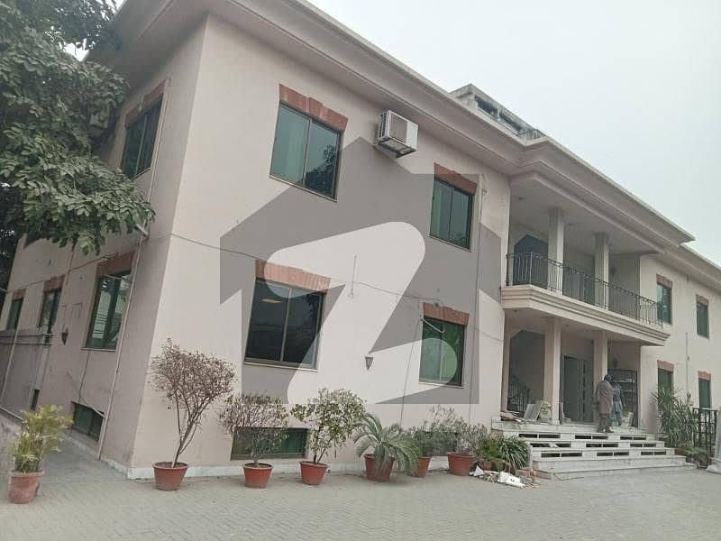 گلبرگ لاہور میں 5 کمروں کا 2 کنال دفتر 10.5 لاکھ میں کرایہ پر دستیاب ہے۔