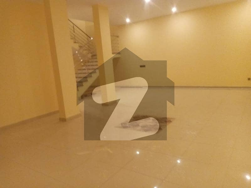 ڈی ایچ اے فیز 8 ڈی ایچ اے ڈیفینس,کراچی میں 4 کمروں کا 4 مرلہ مکان 4.75 کروڑ میں برائے فروخت۔