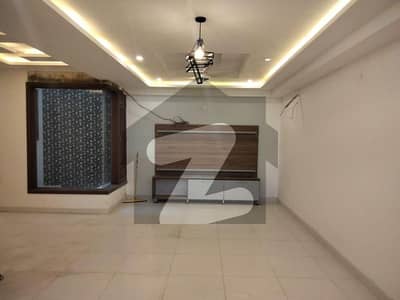 ڈی ایچ اے فیز 8 ڈی ایچ اے ڈیفینس,کراچی میں 4 کمروں کا 4 مرلہ مکان 4.4 کروڑ میں برائے فروخت۔