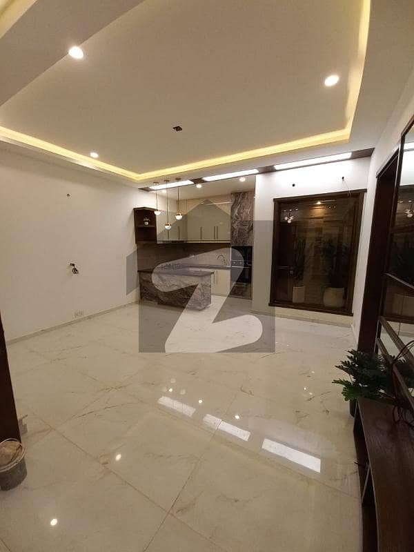 ڈی ایچ اے فیز 8 ڈی ایچ اے ڈیفینس,کراچی میں 4 کمروں کا 5 مرلہ مکان 5.95 کروڑ میں برائے فروخت۔