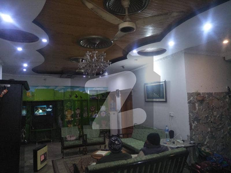 پی سی ایس آئی آر سٹاف کالونی لاہور میں 8 کمروں کا 1 کنال مکان 4.5 لاکھ میں کرایہ پر دستیاب ہے۔