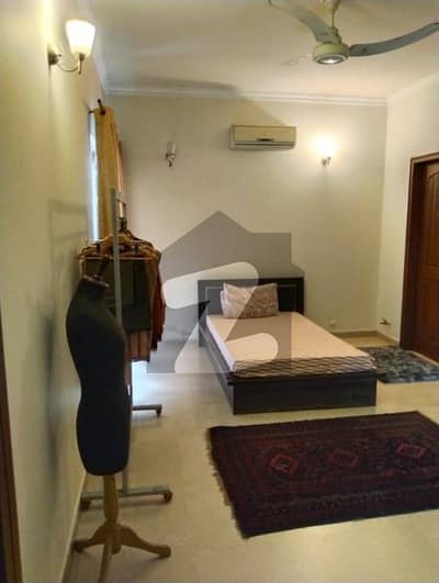 ڈی ایچ اے فیز 4 - بلاک بیبی فیز 4,ڈیفنس (ڈی ایچ اے),لاہور میں 6 کمروں کا 1 کنال مکان 7.25 کروڑ میں برائے فروخت۔