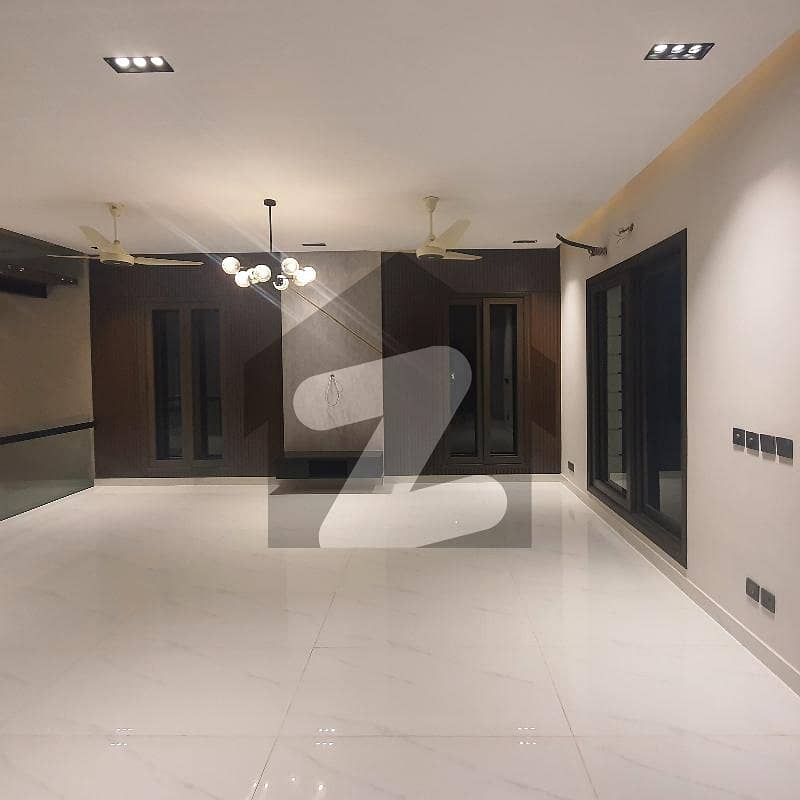 ڈی ایچ اے فیز 8 ڈی ایچ اے ڈیفینس,کراچی میں 5 کمروں کا 1 کنال مکان 17.0 کروڑ میں برائے فروخت۔